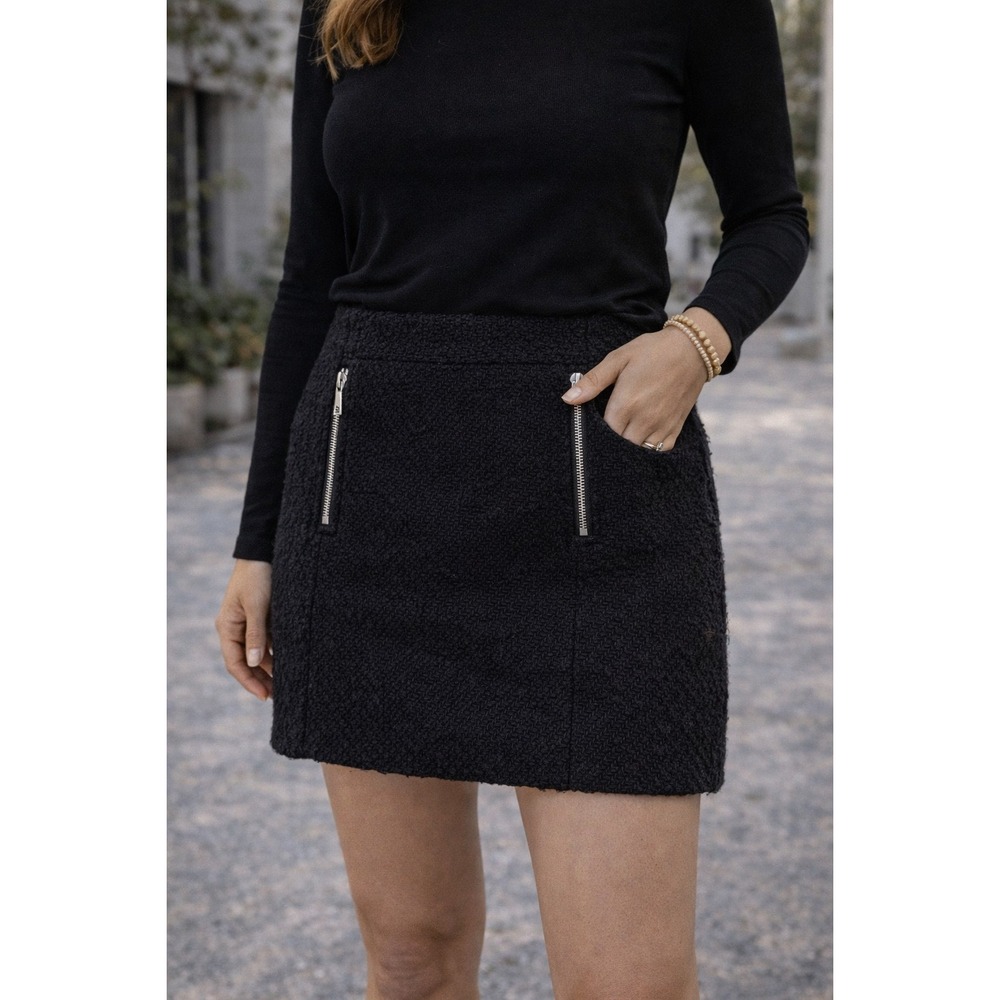 Ann Taylor Loft Black Boucle Tweed Mini Skirt 4P‎ Front Zippers Textured Petite